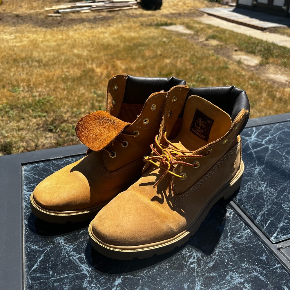 Timberlands “Wheat” Women’s Size 6